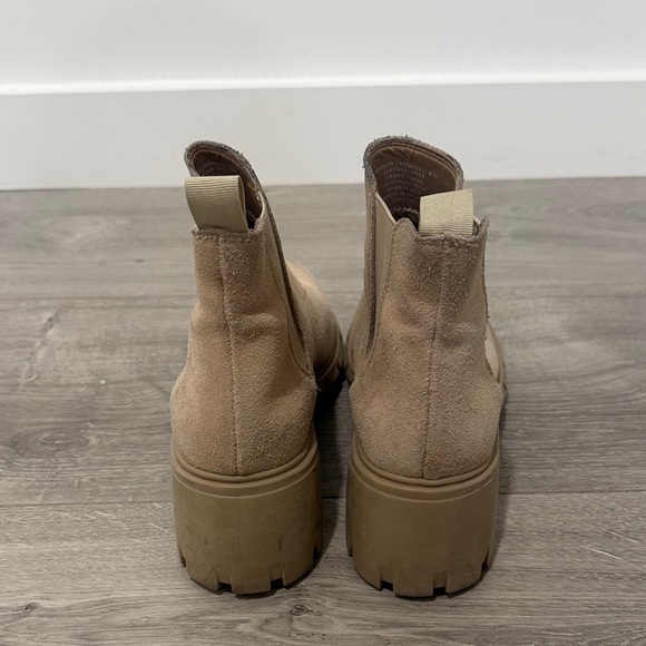 Howler Boot in Sand Suede
STEVE MADDEN - Picture 5 of 5